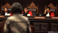 Para hakim MK memdengarkan keterangan dari pihak terkait.