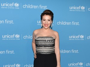 Alyssa Milano Panik, Ada Penyusup Bersenjata Masuk ke Area Rumahnya