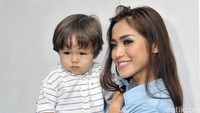 Masih kecil namun El sudah memiliki tatapan mata  yang membuat wanita deg-degan. Pool/Noel/detikFoto.