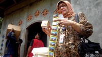 Petugas BPOM menunjukkan jamu yang dicurigai mengandung bahan kimia obat.