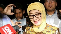 Saat keluar dari Gedung KPK, Anna tidak banyak berkomentar.