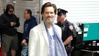 Jim Carey mengalami sulitnya hidup kala remaja. Ia bersama keluarganya tinggal di mobil yang diparkir dekat sebuah pabrik tempatnya bekerja sebagai tukang bersih-bersih. John Lamparski/Getty Images.