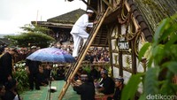  Belum lengkap rasanya jika berada di Kasepuhan Ciptagelar tanpa berfoto dengan leuit atau lumbung padi milik masyarakat. Cobalah berjalan-jalan di sekitar desa, ada banyak lumbung di sana (Tri Ispranoto/detikTravel)