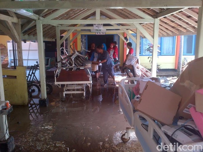 Aher Minta Pemkab Garut Prioritaskan Pemulihan Rumah Sakit Pasca Banjir Bandang