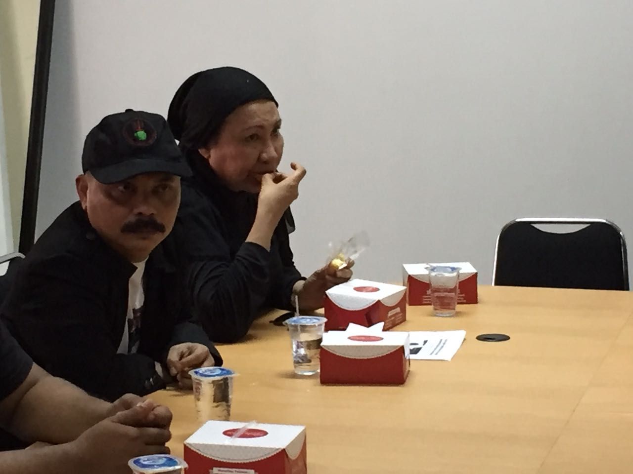 Ratna bertemu komisioner KPU DKI (Iqbal/detikcom)