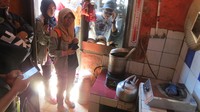 Di Desa ini pula, biogas ini diolah untuk keperluan memasak. Tampak peserta kemping melihat proses kerja kompor biogas. Kemping detikTravel seru banget! (Fitraya/detikTravel)
