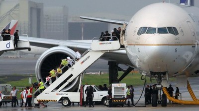 Pesawat Saudi Diisolasi di Bandara Manila