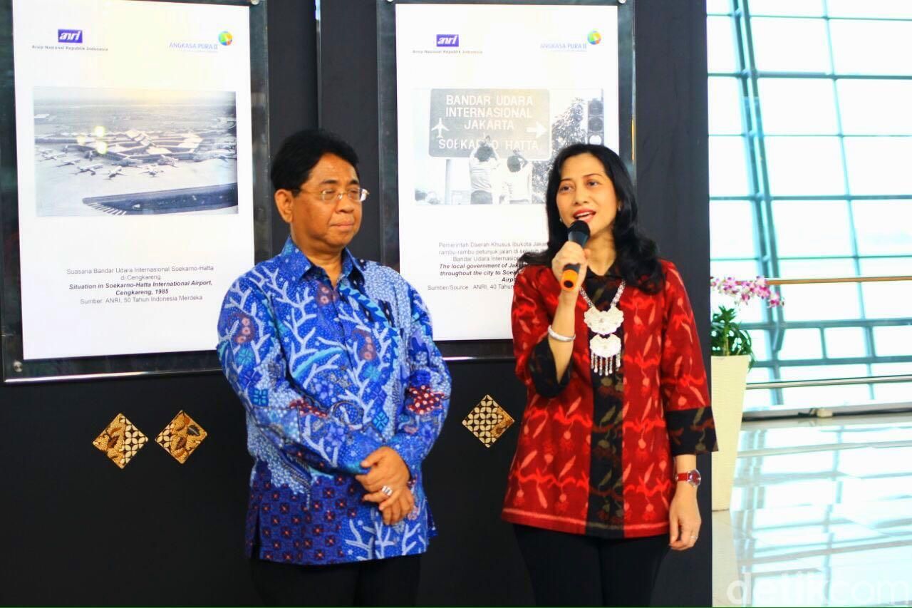 Kepala ANRI Mustari Irawan (kiri) dan Direktur Pelayanan dan Fasilitas Bandara PT Angkasa Pura (AP) II Ituk Herarindri (kanan)