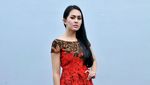 Gaya Kartika Putri dengan Batik Merah