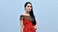 Ia tampil dengan dress batik berwarna merah serta heels hitam bermotif. Pool/Noel/detikFoto.