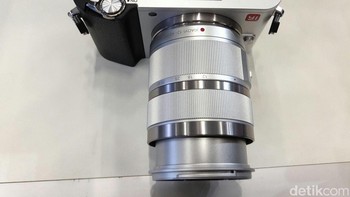Menunya pun terbilang simpel, layaknya sebuah smartphone. Sepertinya kamera ini memang ditujukan untuk pengguna yang baru pertama kali menggunakan kamera mirrorless. Foto: detikINET/Yudhianto