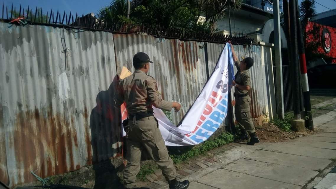 Satpol PP menyopot spanduk, inilah yang dinyatakan benar (Foto: Istimewa)