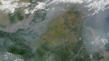 Pemandangan dari satelit yang terlihat indah, namun sebenarnya memperlihatkan polusi asap yang parah di China. Foto: Getty Images