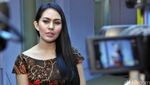 Gaya Kartika Putri dengan Batik Merah