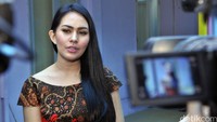 Menurutnya ia hanya sekedar kenal saja dengan pesepakbola itu dan hanya saling menyapa saat dikenalkan oleh Jupe. Pool/Noel/detikFoto.