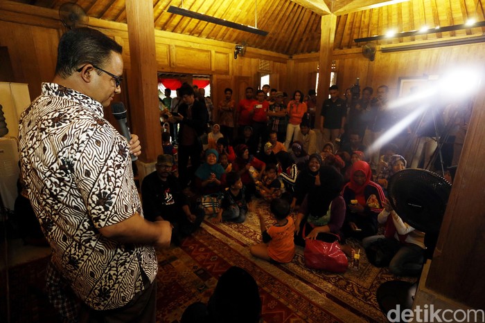 Puluhan Warga Datangi Rumah Anies Baswedan, Dorong Maju Pilgub DKI
