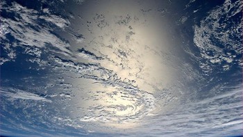 Foto dari ESA, memperlihatkan permukaan bumi yang memantulkan cahaya dari matahari. Foto: Getty Images