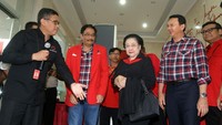 Momen saat Megawati mengantar Ahok-Djarot mendaftar Pilgub DKI ke KPUD Jakarta. Foto: Agung Pambudhy