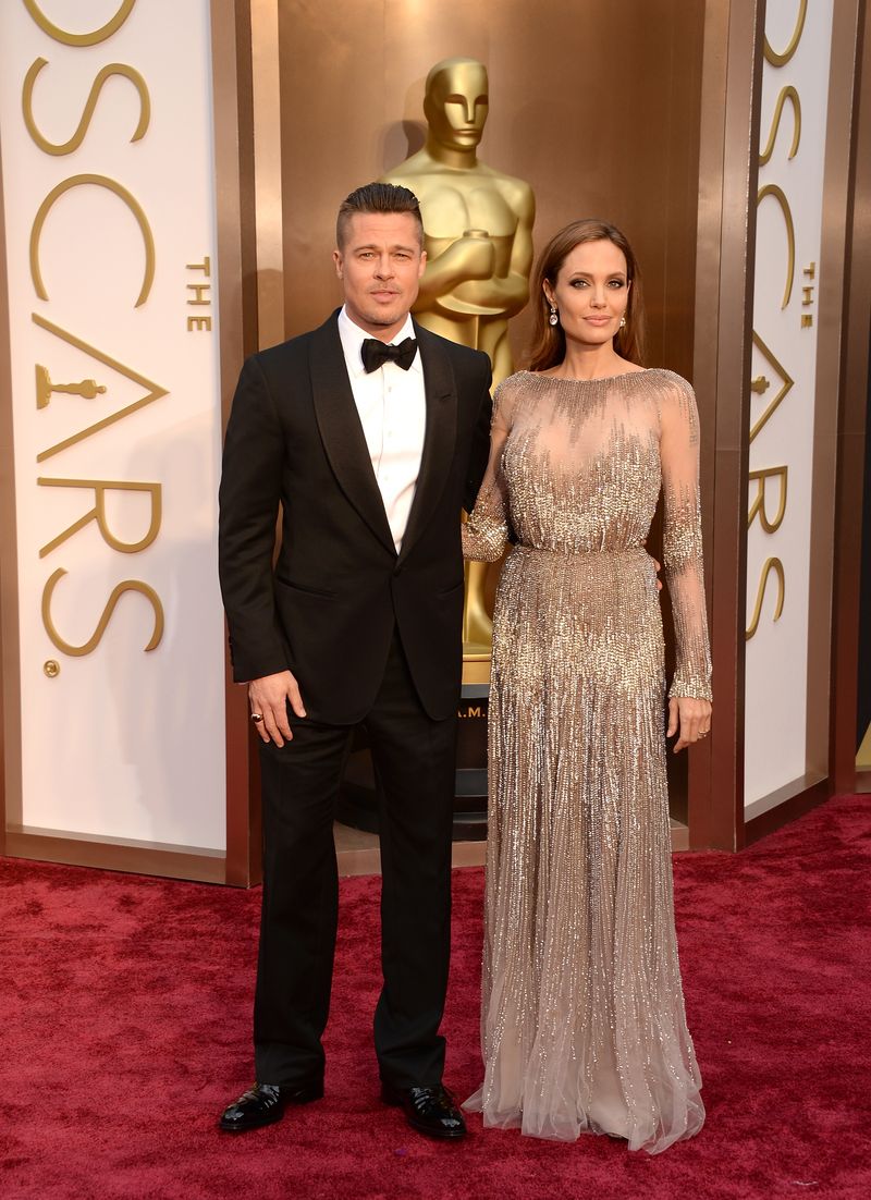 angelina jolie dan brad pitt di karpet merah LONDON, ENGLAND - FEBRUARY 16: Actors Angelina Jolie and Brad Pitt attend the EE British Academy Film Awards 2014 at The Royal Opera House on February 16, 2014 in London, England. (Photo by Chris Jackson/Getty Images)