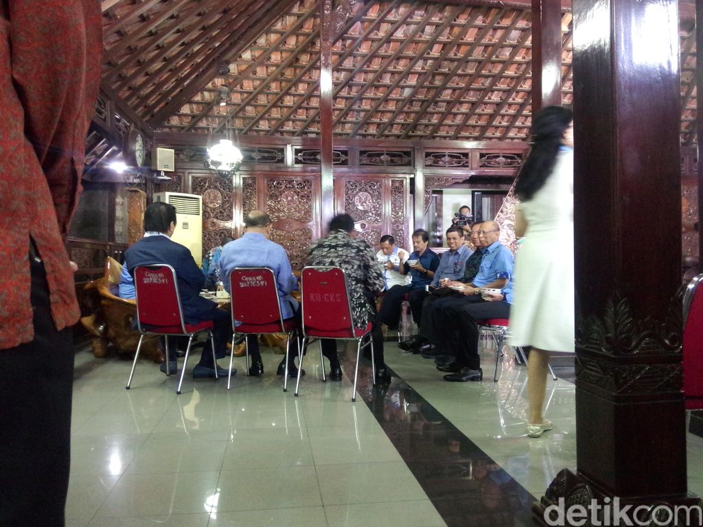 SBY makan bakso dengan Ketum PAN Zulkifli Hasan dan petinggi PD di Cikeas (M Fida Ul Haq/detikcom)