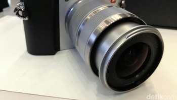 DetikINET merasakan langsung kemampuan mirrorless Xiaomi ini di Photokina 2016, yang berlangsung di Cologne, Jerman. Dari bentuknya, tak bisa dipungkiri kamera ini mempunyai banyak kemiripan dengan kamera besutan Leica, yaitu Leica T. Foto: detikINET/Yudhianto