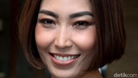 Ayu mengungkapkan ide untuk merubah gaya rambut itu muncul saat dirinya berada di Thailand. Pool/Ismail/detikFoto.
