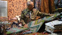 Seorang exhibitor dengan koleksi Batik Madura memastikan produk tetap menawan dan berkualitas.