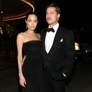 Brad Pitt Mencekik Anaknya & Mencengkram Angelina Jolie Saat Ribut di Pesawat Brad Pitt Mencekik Anaknya & Mencengkram Angelina Jolie Saat Ribut di Pesawat