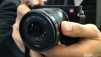 Xiaoyi hanya meluncurkan dua buah lensa bersama kamera ini, yaitu 12-40mm f/3,5-5,6 dan lensa makro 42,5mm f/1,8. Foto: detikINET/Yudhianto