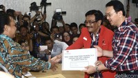 Ahok menerima tanda terima pendaftaran Pilkada DKI dari Ketua KPUD DKI Sumarno.