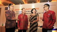 (Ki-ka) Finance & Treasury Head BFI Finance Tonny Wijaya, Head of Capital Market Investment Banking PT Trimegah Securities Indonesia Tbk Lenie Febriana, Direktur BFI Finance Sudjono, dan Direktur BFI Finance Sutadi menghadiri penawaran umum berkelanjutan di Jakarta, Rabu (21/9).