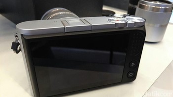 Yi M1 tak mempunyai flash terintegrasi, melainkan hanya sebuah slot hot shoe untuk memasang flash eksternal. Foto: detikINET/Yudhianto