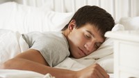 Bagi pengidap sakit mag posisi tidur yang disarankan adalah posisi kepala lebih tinggi daripada dada dengan bantal. Alasannya dijelaskan oleh dr Ari agar asam lambung tak naik akibat pengaruh gravitasi. (Foto: Thinkstock)