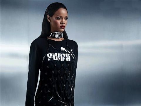 Tips Pakai Lipstik ala Rihanna: Memulaskan Eyeliner Hitam di Seluruh Bibir