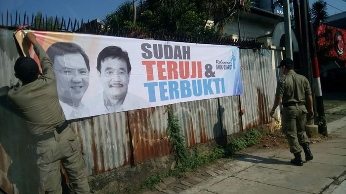 Muncul Meme Hoax Satpol PP Pasang Spanduk Ahok-Djarot, Ini Klarifikasinya