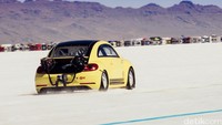 Saat pemecahan rekor, kecepatan rata-rata mobil yang dijuluki Beetle LSR itu mencapai 330 km/jam. Ist/Volkswagen.