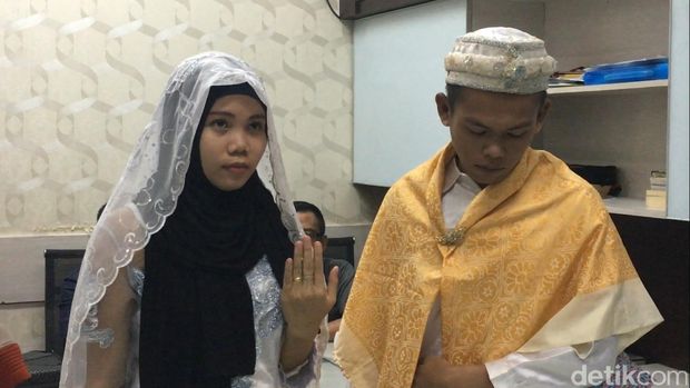 Pernikahan Haru Pelaku Curanmor di Kantor Polisi/ Ist