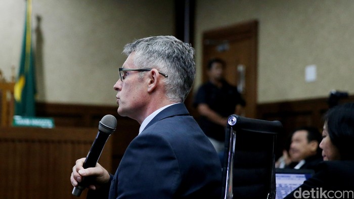 Tepuk Tangan Pengunjung Sidang di Ujung Keterangan Ahli Michael Robertson