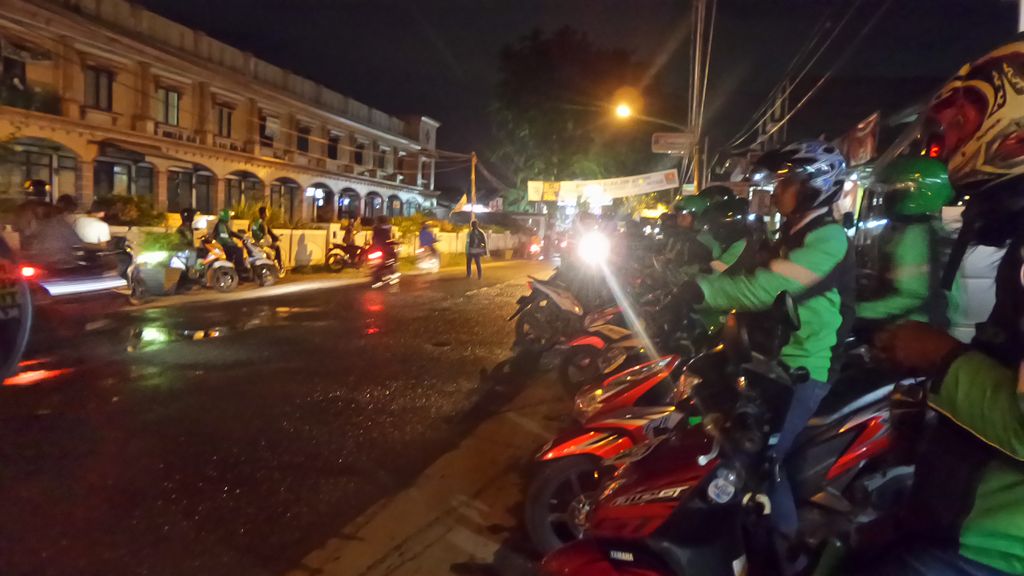 Foto: Para driver ojek online masih berjaga di lokasi (Lukman Andrianto/pembaca detikcom)