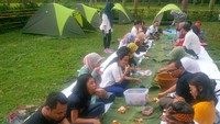 Usai tenda digelar, saatnya pesta makan besar ala Sunda yang disebut Botram. Menunya ayam, tahu, lalap dan kerupuk. Nyamm! (Fitraya/detikTravel)
