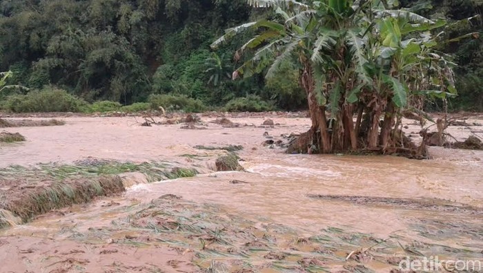 Lebih dari 300 KK Mengungsi Akibat Banjir dan Longsor di Sumedang