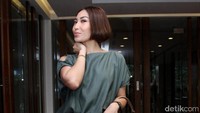 Pose ibu satu anak itu saat bergaya di depan kamera. Pool/Ismail/detikFoto.