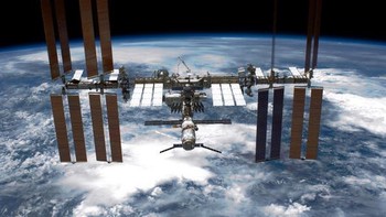 Tampak stasiun luar angkasa International Space Station (ISS) melayang di atas permukaan bumi. Foto ini diambil oleh pesawat ulang alik Endeavour milik NASA. Foto: Getty Images