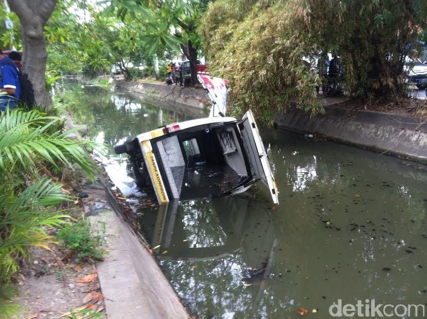 Mobil nyemplung sungai