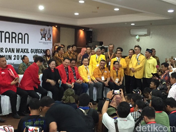 Mega Pakaikan Jas Merah ke Ahok