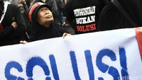 Massa anti Ahok menggelar unjuk rasa di depan Gedung KPUD DKI.