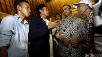 Puluhan warga mendatangi kediaman Mantan Menteri Pendidikan dan Kebudayaan, Anies Baswedan di kediamannya Jalan Lebak Bulus Dalam II no.42, Jakarta Selatan, Rabu (21/09/2016).