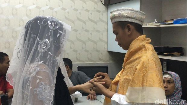 Pernikahan Haru Pelaku Curanmor di Kantor Polisi/ Ist