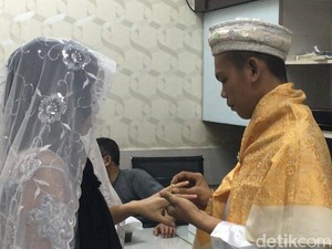 Pernikahan Haru Pelaku Curanmor di Kantor Polisi