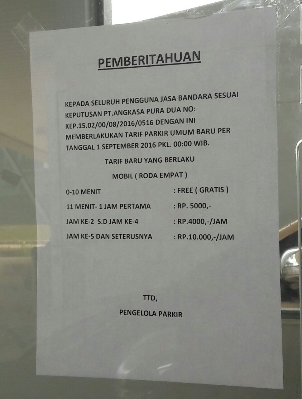 Tarif parkir di gedung parkir T3 (Foto: Molly Prabawati/pembaca)